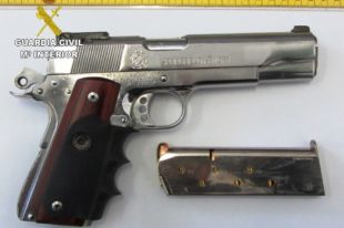 Detinguts a la Jonquera dos joves per portar una pistola amagada al cotxe