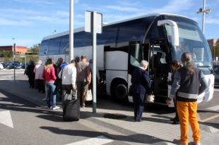 Desenes de turistes queden bloquejats a l'estació del TAV a Figueres