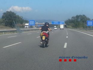 Detingut per circular amb un ciclomotor robat per l’autopista a Vilablareix
