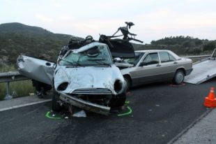 Dos morts en sortir de la via i estimbar-se un turisme a Vilajuïga