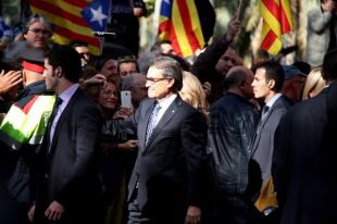 3.000 persones acompanyen Artur Mas en la seva entrada al TSJC