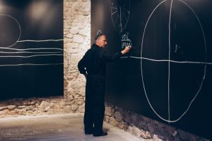 Sant Joan de les Abadesses acull una obra d'art feta amb guix que s'esborrarà d'aquí 7 dies