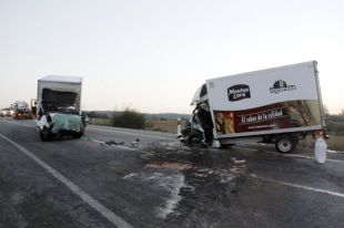 Un mort i dos ferits greus en un xoc frontal entre dues furgonetes a Bàscara