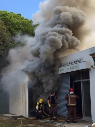 Crema una nau industrial de venda de tancaments i gespa artificial a Platja d'Aro