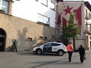 L'alcalde d'Olot assegura estar 'absolutament tranquil' després de l'escorcoll