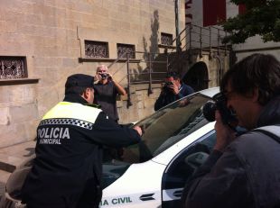La Policia Municipal d'Olot multa dos vehicles de la Guàrdia Civil mal aparcats davant l'ajuntament