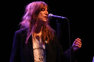 La poesia, el rock i els fantasmes de Patti Smith fan embogir el públic a Sant Feliu de Guíxols