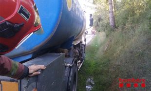 Xoquen un camió i un tractor a Crespià i es produeix una fuita de gasoil