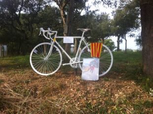 Dues bicicletes blanques per recordar els ciclistes atropellats a les carreteres gironines 
