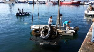 Retiren 2.300 quilos de deixalles del fons marí del port de Palamós