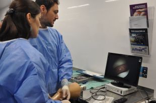 Formen traumatòlegs des d'un laboratori mòbil d'alta tecnologia situat davant el Trueta