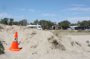 Mor un nen de 12 anys sepultat per la sorra mentre jugava a la platja de Castelló d'Empúries 