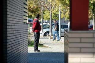 La fallida d'una promotora deixa tres famílies vivint en un bloc amb 27 pisos buits a Salt