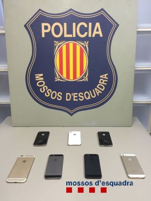 Imputen un pare de Girona i el seu fill de 17 anys per intentar vendre iPhones robats