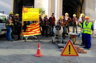 Performance dels Bombers de Figueres davant l'Ajuntament per reclamar la reforma del parc
