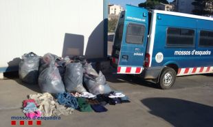 Imputats dos homes que robaven en contenidors de roba