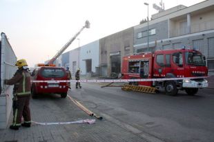 Controlat l'incendi de dues naus del polígon industrial de Torremirona de Salt