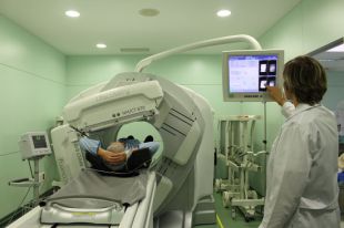 El Trueta incorpora un aparell híbrid per fer diagnòstics amb més precisió i rapidesa