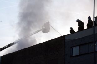Set dotacions continuen remullant l'incendi a S3 Engine Parts de Salt