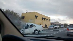 Un mort en un xoc frontal entre un cotxe i un autobús a la C-66 a la Pera