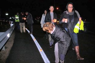 Encenen espelmes per demanar més llum a la rotonda d'accés a Caldes de Malavella