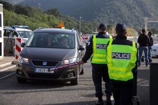 L'estat d'emergència francès deixa 40 detinguts i 30.000 escorcolls a la frontera