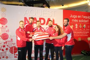 Jugadors del Girona CH disparen el marcador dels punts solidaris de l'Espai Gironès