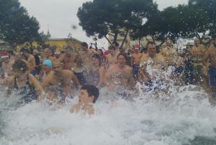 Més de 225 persones fan la primera remullada de l'any a Sant Feliu de Guíxols