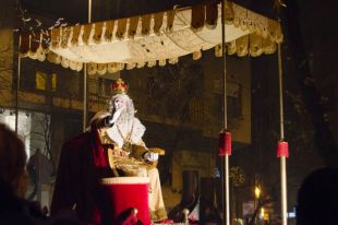 Els Reis Mags esquiven la pluja i tornen a portar màgia i il·lusió al centre de Girona