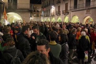 Mig miler de persones es concentren a Girona per celebrar que Puigdemont serà president