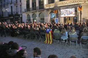 Més de 600 persones segueixen el discurs d'investidura de Puigdemont des de la plaça del Vi