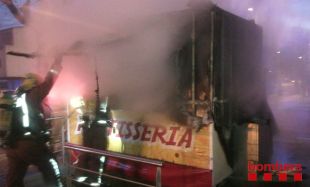 Crema parcialment una rostisseria mòbil a Castelló d’Empúries
