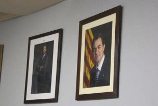 Olot retira el retrat de Felip VI i les banderes de la sala de plens