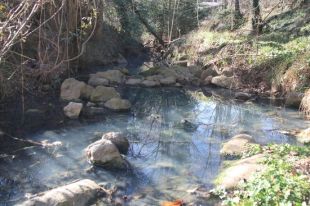 Troben hidrocarburs al subsòl del torrent de Sant Joan les Fonts