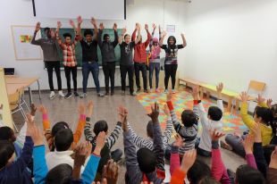 Alumnes de Salt i Girona representen contes dels seus països d'origen