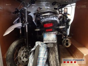 Atrapen un lladre amb dues motos robades perquè el remolc no tenia llums ni matrícula