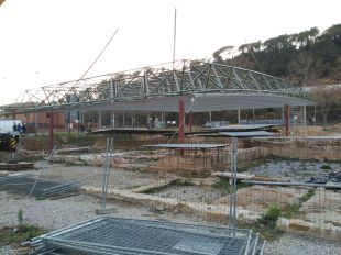 Comença la instal·lació de la coberta que protegirà el jaciment del Pla de l'Horta