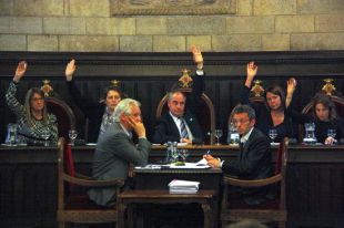 Ple crispat a Girona on CiU no aconsegueix aprovar el sou de l'alcalde ni els càrrecs de confiança