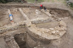 Apareixen noves restes medievals al pati de darrere del Monestir de Banyoles