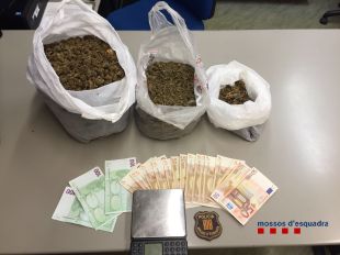 Detinguts després de llançar una motxilla carregada de marihuana en un control dels Mossos