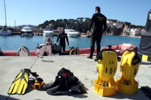 Rastregen dues milles de costa però no troben el pescador desaparegut a Aigua Xelida