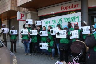 Protesta de la PAH de Banyoles en un banc per una dació en pagament que porten dos anys reclamant