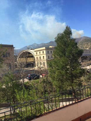 Un incendi a tocar Portbou obligar a tallar l'N-260