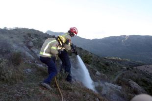 Sis vehicles de Bombers remullen l'incendi forestal de Cervera de la Marenda