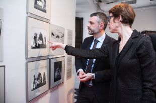 Una exposició ensenya la faceta d'escenògraf i dissenyador de vestuari de Dalí