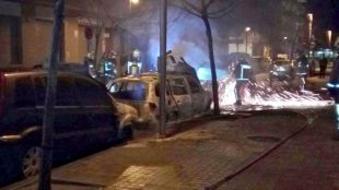 Dos cotxes calcinats i tres més afectats en l’incendi d’un vehicle a Figueres