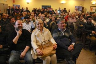 Un centenar de veïns de Santa Pau assisteixen a la preestrena de 'El pregón'