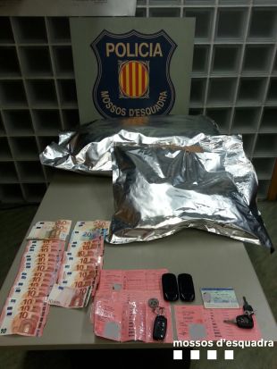 Enxampats dos homes que duien deu quilos de marihuana en un cotxe