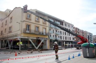 Es desprèn tota la cornisa d'un edifici a Girona