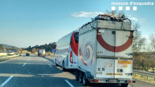 Denunciat un conductor d’autocar amb un remolc que duplicava el pes màxim permès